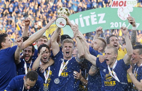 S TROFEJÍ. Fotbalisté Zlína slaví triumf v domácím poháru.