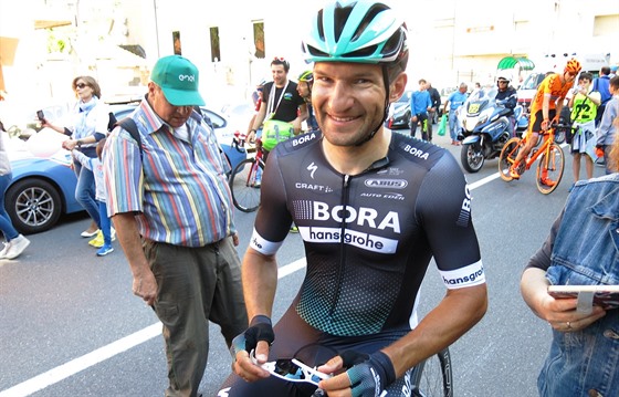 Usmvavý Jan Bárta v cíli tinácté etapy Gira d'Italia.