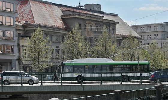 Chátrající budova Mstských lázní na Denisov nábeí v Plzni. 