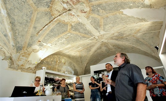 Vzácná freska z doby Rudolfa II. se nala na strop obchodu na námstí...