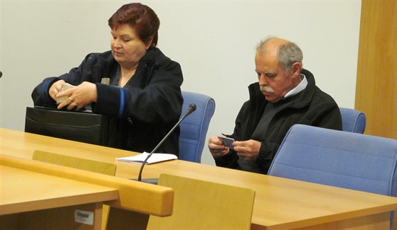 Ivan Bajgar v doprovodu své obhájkyn u zlínského krajského soudu.