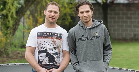 Zdenk Sedlák (vlevo) proel ve své hokejové kariée sedmi zemmi vetn...