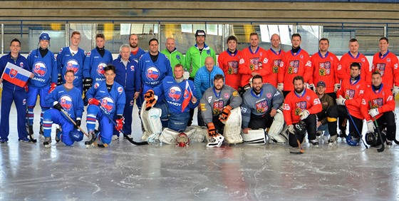 Spolený snímek eské a slovenské reprezentace v bandy.