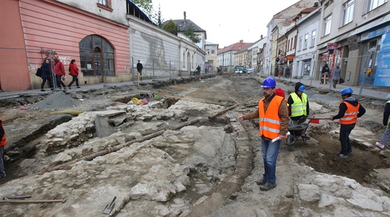 Vedoucí archeologického týmu Richard Zatloukal ukazuje na staveniti na...