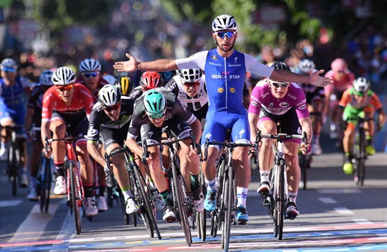 Kolumbijský cyklista Fernando Gaviria se raduje z vítzství v páté etap Gira.