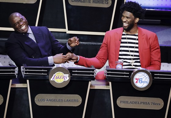 Magic Johnson (prezident LA Lakers, vlevo) a Joel Embiid (pivot Philadelphie)...