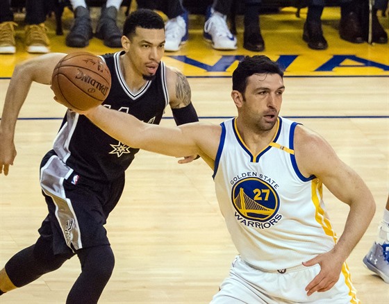 Zaza Paulija z Golden State práv doskoil mí, Danny Green ze San Antonia se...