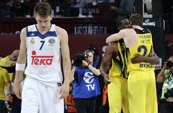 Jan Veselý (vpravo) a Ekpe Udoh slaví postup Fenerbahce do finále Euroligy,...