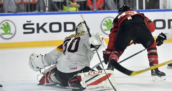 Jeff Skinner z Kanady pekonává nmeckého gólmana Philippa Grubauera.