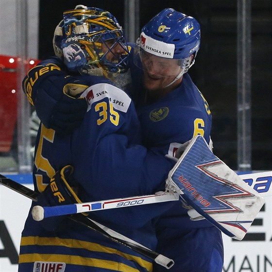 Henrik Lundqvist (vlevo) v objetí Antona Strälmana po postupu védských...