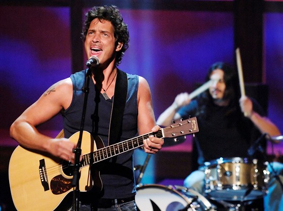 Zpvák Chris Cornell bhem koncertu Audioslave v roce 2005