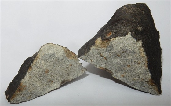 Meteorit byl nalezen mezi obcemi istves a Benátky na Hradecku, kam dopadl 17....