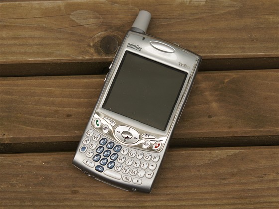 Legendární smartphone Palm Treo 650.
