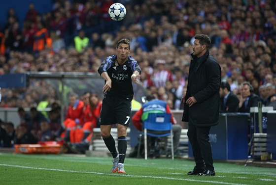 Cristiano Ronaldo vhazuje, trenér Atlétika Diego Simeone pihlíí.