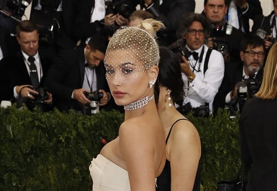 Hailey Baldwinová na Met Gala (New York, 1. kvtna 2017)