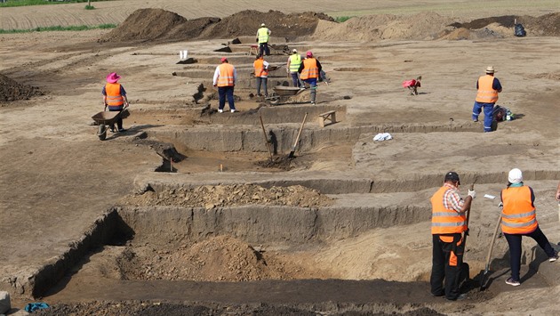 Na trase posledního chybjícího úseku dálnice D1 naplno pracují archeologové....