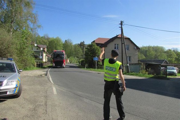 Pi velké dvoudenní akci zkontrolovali policisté a celníci na Jesenicku stovku...