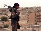 Kurdové vytlaují bojovníky IS ze syrského msta Tabká (30. dubna 2017)