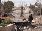 Bojovník SDF v troskách msta Tabká (12. kvtna 2017)