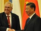Prezident R Milo Zeman (vlevo) se v Pekingu seel se svým ínským protjkem...