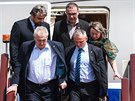 Prezident Milo Zeman (vlevo vpedu) s manelkou Ivanou vystupují z letadla po...