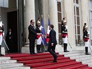 Hollande vítá Macrona v Elysejském paláci (14. kvtna 2017)