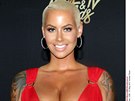 Americká star Amber Rose push-up podprsenku rozhodn nepotebuje. Ráda vak na...