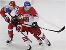 Ruský hokejista Segej Kuzncov a ech Vladimír Sobotka bojují o puk.