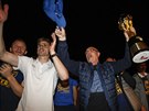 Zlínští fotbalisté si slaví triumf v domácím poháru. S pohárem v ruce křepčí... Zlínští fotbalisté si slaví triumf v domácím poháru. S pohárem v ruce křepčí...