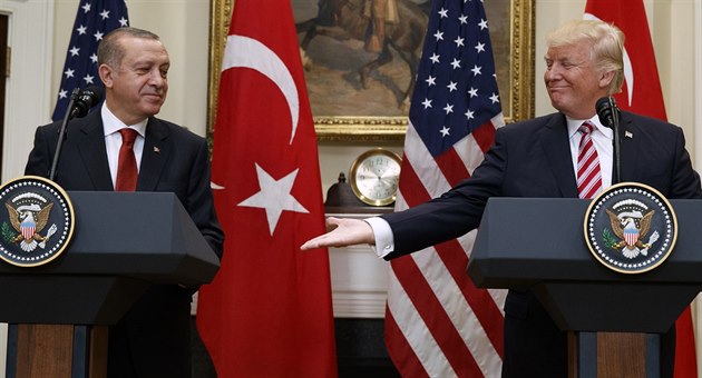 Turecký prezident Recep Tayyip Erdogan a jeho americký protějšek Donald Trump v... Turecký prezident Recep Tayyip Erdogan a jeho americký protějšek Donald Trump v...