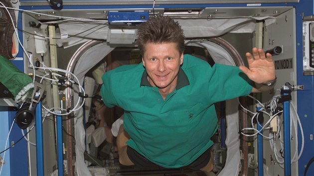 Genadij Padalka na ISS v dubnu 2004. V té době byl velitelem Expedice 9. Genadij Padalka na ISS v dubnu 2004. V té době byl velitelem Expedice 9.
