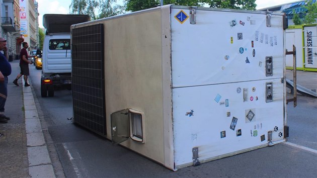 Z nákladního auta iveco spadla za jízdy v centru Plzně skříňová nástavba. (16.... Z nákladního auta iveco spadla za jízdy v centru Plzně skříňová nástavba. (16....