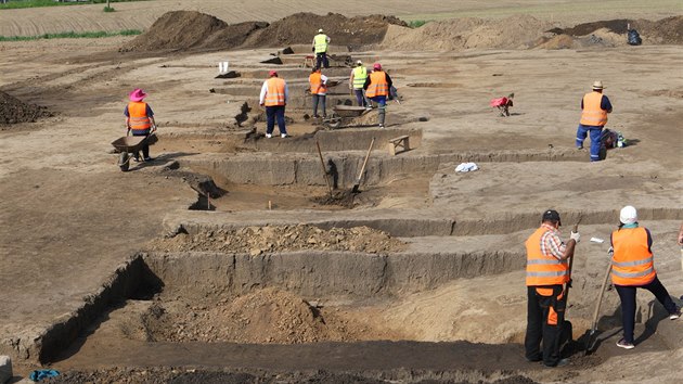 Na trase posledního chybějícího úseku dálnice D1 naplno pracují archeologové.... Na trase posledního chybějícího úseku dálnice D1 naplno pracují archeologové....