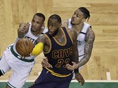 Zakonuje LeBron James z Clevelandu, brn ho dvojice Avery Bradley (vlevo) a...