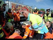 Hasii a záchranái zasahují u nehody motorkáky v Kutnohorské ulici.