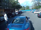 idi modrého automobilu Porsche nakonec v ulici U Prhonu ped hasiskou...