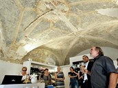 Vzácná freska z doby Rudolfa II. se našla na stropě obchodu na náměstí... Vzácná freska z doby Rudolfa II. se našla na stropě obchodu na náměstí...