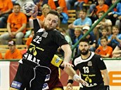 Plzeňský Michal Tonar střílí na branku Dukly. Plzeňský Michal Tonar střílí na branku Dukly.