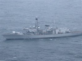 Britsk torpdoborec HMS Somerset sleduje ruskou ponorku B-265 "Krasnodar"