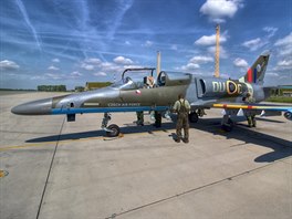 Bitevnk L-159 ve zbarven druhovlenho stroje Spitfire