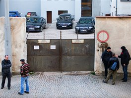 Zadní vchod libereckého hotelu Imperial hlídala skupina neoznaených policist....