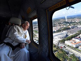 PÍLET PAPEE. Pape Frantiek na palub helikoptéry portugalských vzduných...