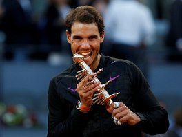 Rafael Nadal koue do vtzn trofeje na Madrid Open.