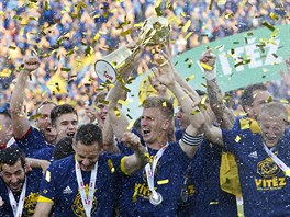 EUFORIE. Fotbalisté Zlína slaví triumf v domácím poháru.