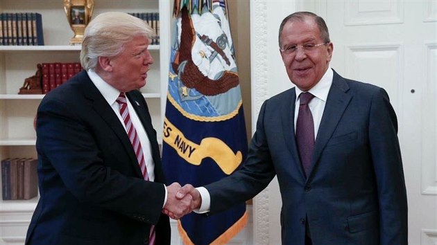 americk prezident Donald Trump pi schzce s ruskm ministrem zahrani Sergejem Lavrovem. (10.5. 2017).