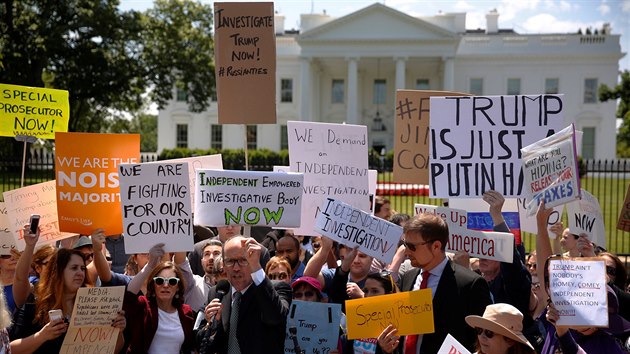 Amerian protestuj ped Blm domem proti vyhozen fa FBI Jamese Comeyho. (10. 5. 2017)