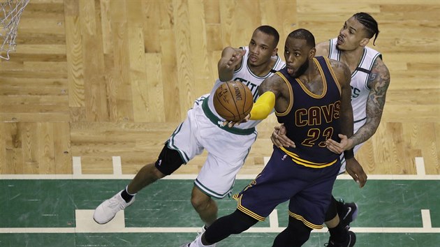 Zakonuje LeBron James z Clevelandu, brn ho dvojice Avery Bradley (vlevo) a Gerald Green z Bostonu.