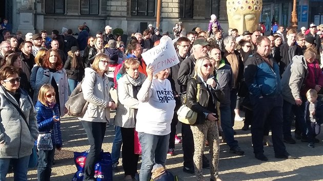 Na Beneovo nmst v Liberci demonstruj proti Andreji Babiovi zhruba tyi stovky lid (10.5.2017).