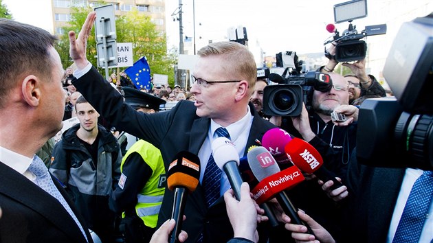 Vicepremir Pavel Blobrdek el pozdravit demonstranty, kte protestuj proti Andreji Babiovi a Miloi Zemanovi v Liberci (10.5.2017).