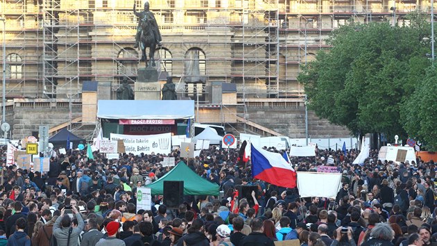 Demonstrace proti ministrovi financ Andreji Babiovi a prezidentu Miloi Zemanovi na Vclavskm nmst (10. kvtna 2017).